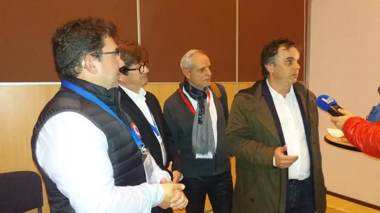 Le 5 novembre à la Grande Halle d’Auvergne, Sébastien Gouttebel, président de l’Association des maires ruraux du Puy de Dôme (à gauche) accueillait l’écrivain Alexandre Jardin venu présenter le mouvement citoyen Bleu Blanc Zèbre au sein duquel les maires ruraux sont particulièrement impliqués.
Alexandre Jardin a ensuite dédicacé son livre «LAISSEZ-NOUS FAIRE ! On a déjà commencé» sur le stand de «La librairie des Volcans »