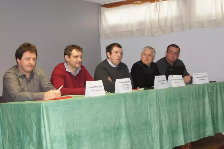 Daniel Petitjean, Président de la FRCuma Aura ; Philippe Majeune, Secrétaire général FRCuma Aura ; Jérôme Arnaud, Président de la FDCuma 63 ; Dominique Deplat et François Dacher, vice-présidents de la FDCuma 63, ont mis l’accent sur les valeurs essentielles des Cuma : l’entraide et la solidarité.