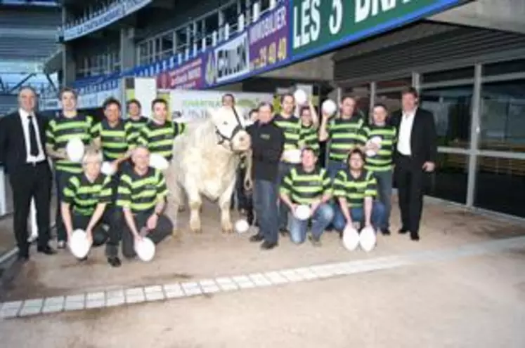 C’est au stade Marcel Michelin, en présence de l’équipe de l’UCATRC et sous le parrainage de Jean-Marc Lhermet, que l’Union des coopératives a dévoilé sa nouvelle identité : UCATRC devient CHAROLAIS UNIVERS.