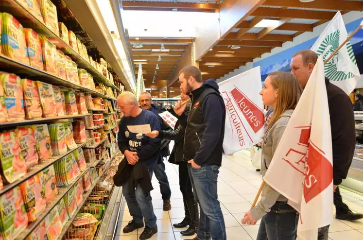 FNSEA et JA mènent régulièrement des actions en grandes surfaces.