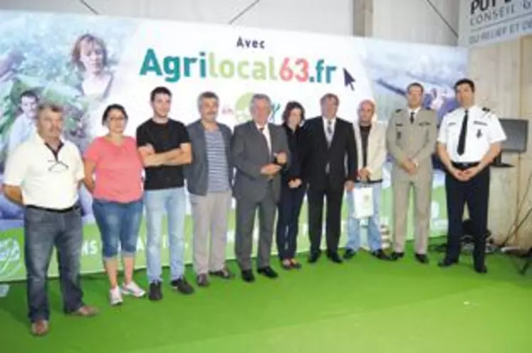 Jean-Yves Gouttebel, président du Conseil général et Jean-Claude Fournier conseiller général en charge de l’agriculture ont récompensé les quatre meilleurs utilisateurs d’Agrilocal63 sur leur stand au Sommet de l’élevage. L’occasion de mettre en avant les producteurs et les acheteurs engagés dans la démarche.