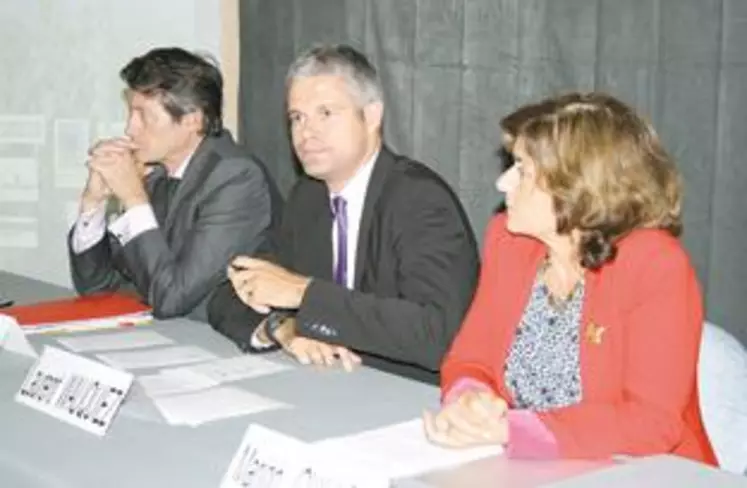 Laurent Wauquiez, entouré à gauche du préfet de région, Francis Lamy et à droite de Marion Guillou, présidente de l’INRA.