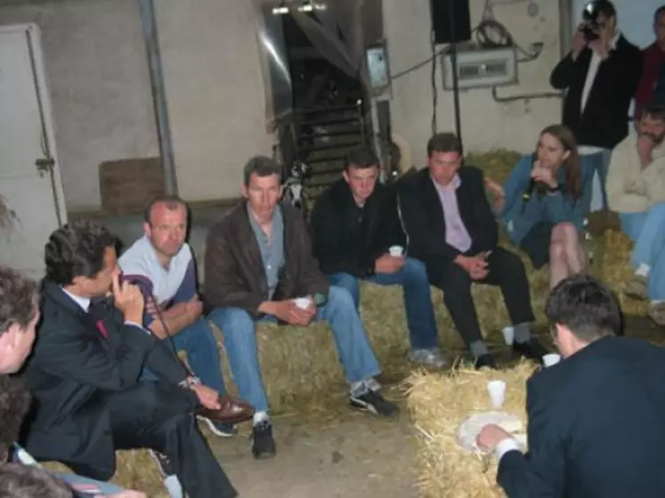 Table ronde improvisée sur des bottes de paille pour Nicolas Sarkozy. Le candidat UMP s’est entretenu avec des jeunes agriculteurs et des représentants de la profession sur la place et l’avenir de l’agriculture en France et en Europe