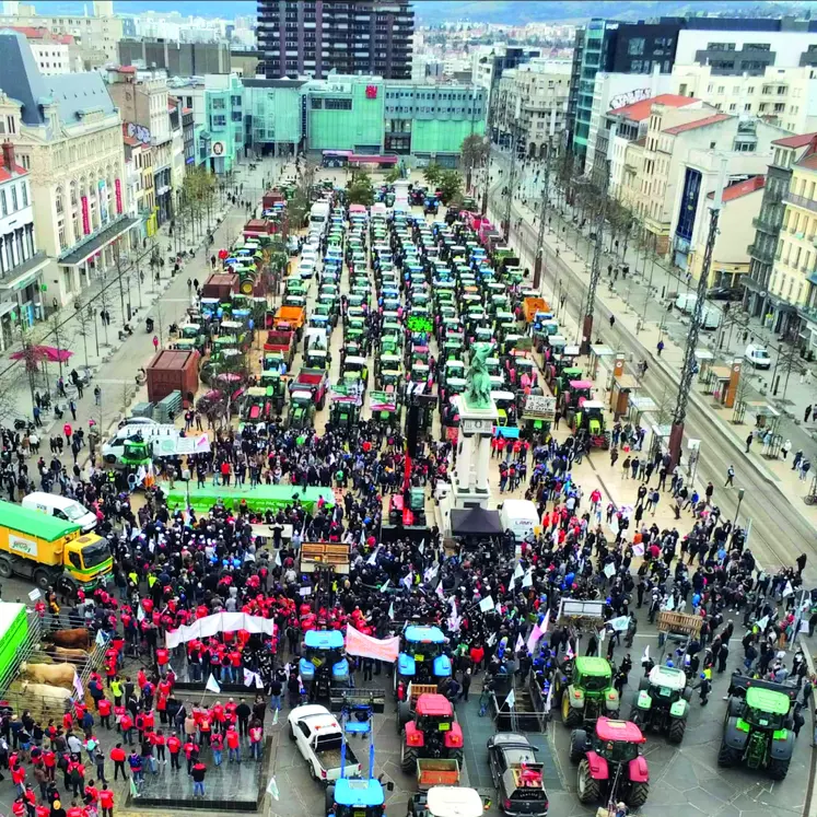 Des dizaines de tracteurs sur la place de Jaude et des files immenses stationnées dans plusieurs artères de la ville.