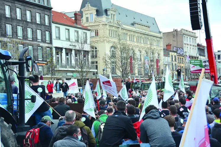 Une foule compacte et unie a pris possession de la place de Jaude à Clermont-Ferrand.