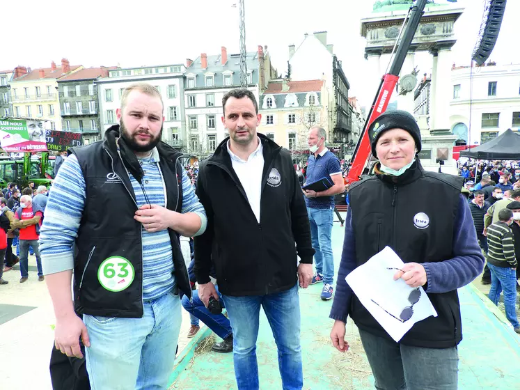 Sabine Tholoniat aux côtés de David Chauve, secrétaire général adjoint de la FRSEA Auvergne Rhône Alpes et Quentin Baumont, président de JA 63