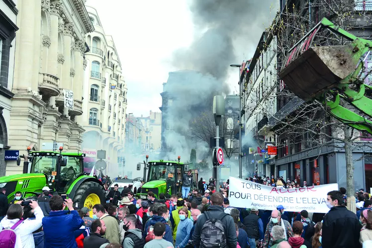 En fin de manifestation, les JA ont pris d’assaut la préfecture de région, où les CRS ont utilisé des gaz lacrymogènes pour disperser la foule.