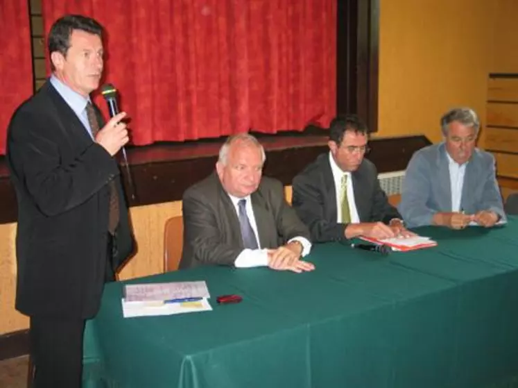 A l’initiative de Jean-Marc Boyer, Joseph Daul et Jean-Pierre Audy ont visité une exploitation avant la tenue de la conférence. L’occasion pour le conseiller général de Rochefort de présenter les conditions d’exploitations spécifiques des agriculteurs de montagne dont l’Europe doit tenir compte.