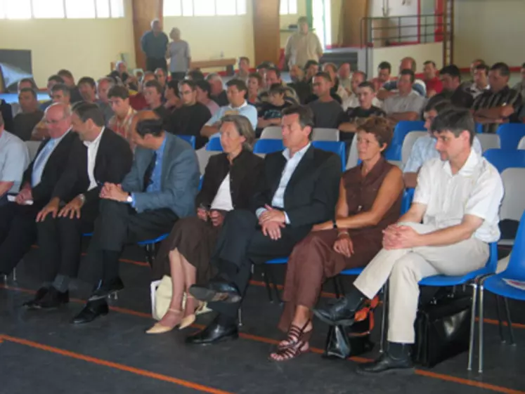 Elus de la majorité et de l’opposition ont répondu présents à l’appel des producteurs venus en nombre participer à cette journée dédiée au lait de montagne.