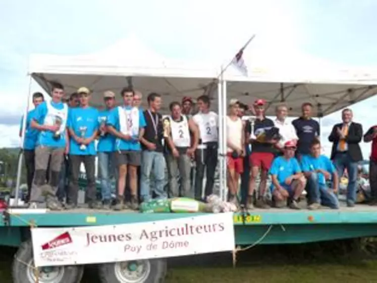 Les candidats et leurs commissaires réunis autour des vainqueurs !