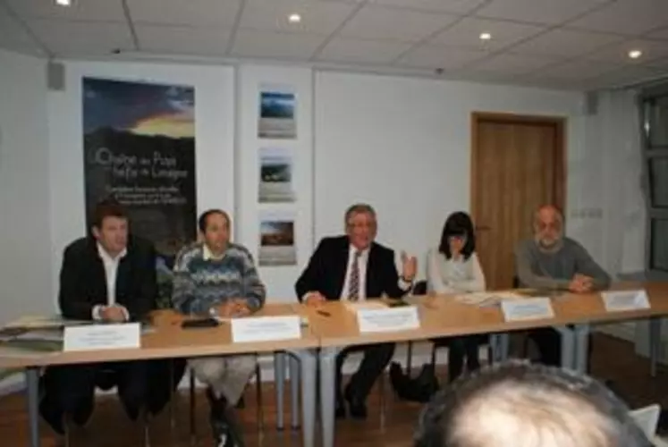 De gauche à droite : Eric Gold, conseiller général, délégué Projet Unesco ; Yves Michelin du Laboratoire Vetagro Sup ; Jean-Yves Gouttebel, président du Conseil général ; Cécile Olive, chef du projet Unesco pour le Conseil général ; Pierre Boivin du laboratoire Magma et Volcans.