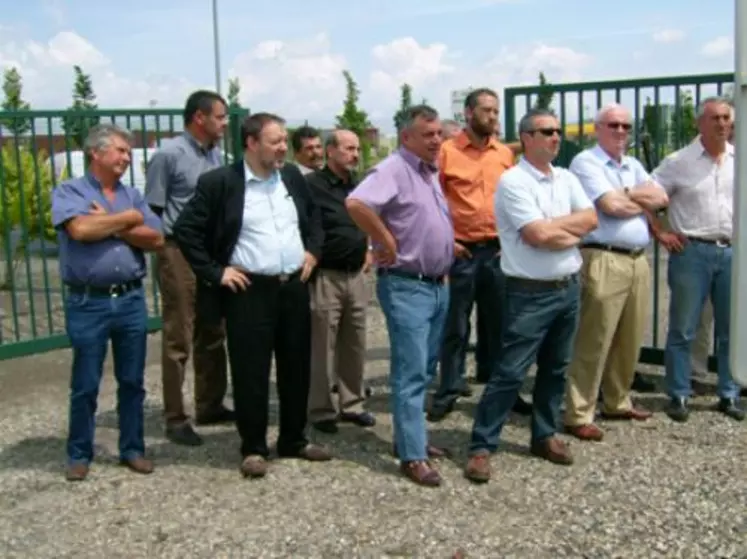 Michel Saintemartine, animateur de l’ADIRA (ici tout à droite) a présenté la visite de l’ASA Limagne Noire (700 ha irrigués), présidée par Christian Liabeuf, qui valorise les eaux traitées recyclées de la station d’épuration d’Aulnat de Clermont Communauté et celles de la sucrerie Bourdon.