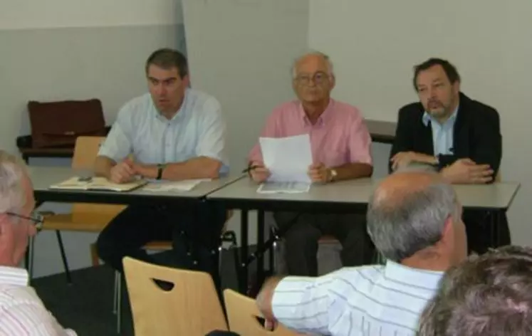 De gauche à droite : Patrick Trillon, président du Syndicat des irrigants individuels 63, Max Girard, secrétaire de l’ADIRA et Jean-Louis Laurent, vice-président de l’ADIRA et du Syndicat des irrigants individuels 03