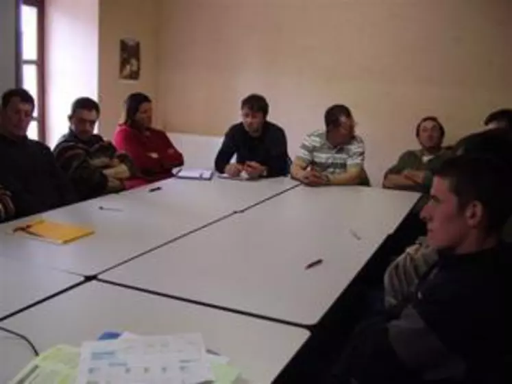 Le matin, les éleveurs ont échangé sur leurs pratiques d’élevage avant de se retrouver, l’après-midi,  à Perpezat sur l’exploitation du Gaec Monier.