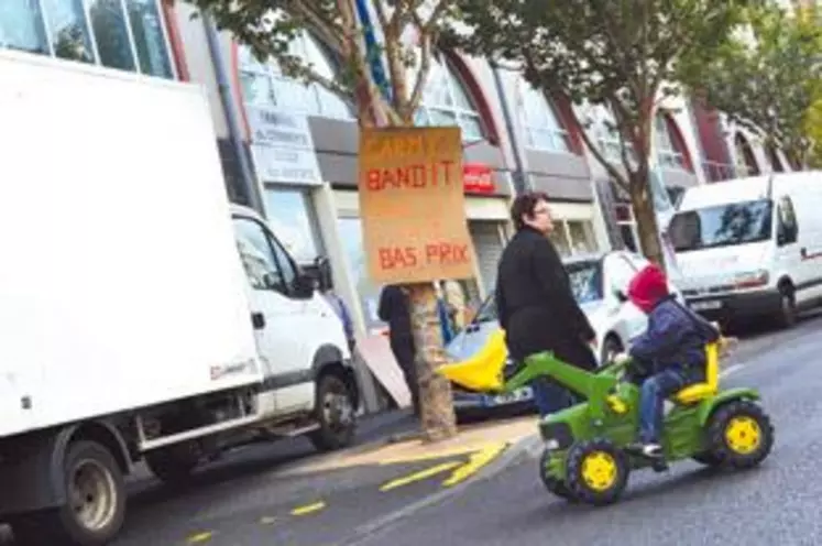 Les éleveurs ont manifesté devant le tribunal de Commerce avec leurs enfants. Une façon de montrer aux juges et surtout à Antoine Garmy qu’il n’y a pas seulement des intérêts économiques en jeu.