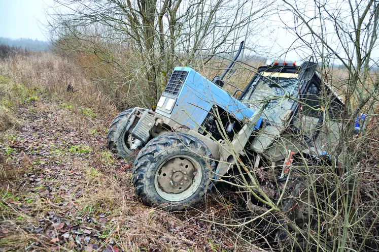 Tracteurs dans un fossé