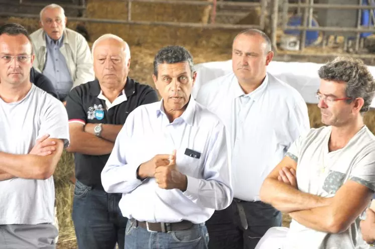 Xavier Beulin, aux côtés des responsables professionnels d’Auvergne-Rhône-Alpes, était en septembre 2016 sur l’exploitation du Gaec des Prés dans le Puy-de-Dôme.