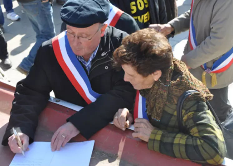 Une quarantaine d’élus ont signé le registre de présence. Parmi eux, une majorité d’élus du Puy-de-Dôme, dont Marie-Gabrielle Gagnadre, maire de Lezoux et conseillère générale, et Franço