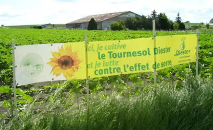 Au bord des routes de la Limagne, les banderoles rappellent au grand public le rôle indispensable de l’agriculture