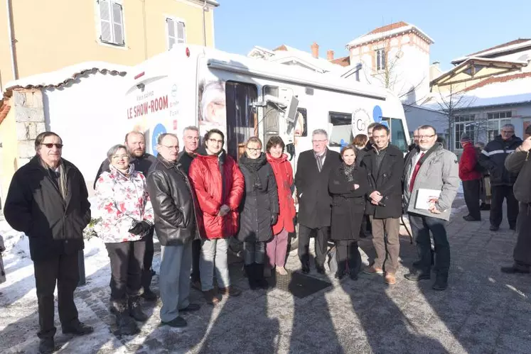 Avec l’action «Bien chez moi en 1 clic», Famiclic se rend sur le terrain au contact des personnes âgées et va pouvoir sensibiliser l’ensemble des Puydômois. Première présentation au marché d’Ambert.