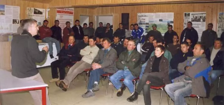 La Société Fromagère du Livradois a été interpellée par Annie Marret, administratrice de la FDPL, accompagnée par une cinquantaine d’éleveurs.