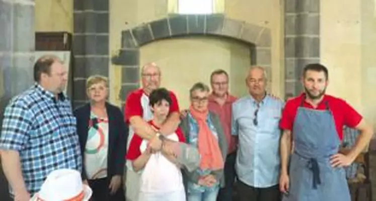 Cédric Rougheol, des administrateurs et salariés de Groupama, Baptiste Arnaud, et deux adhérents de la fondation syndrome de Williams : Mylène et Patrick (Mylène est porteuse du syndrome, et Patrick est son beau-père).