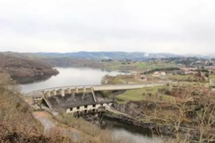 Barrage et lac de Villerest dans la Loire.