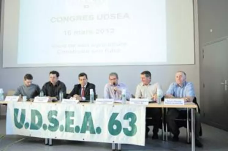 De gauche à droite : Patrick Levet, président JA63, Bruno Chaput, secrétaire Général Udsea, Xavier Beulin, président de la Fnsea, Claude Raynaud, président de l’Udsea, Jacques Chazalet, président de la Frsea Massif central et Patrick Escure, président de la Frsea Auvergne.