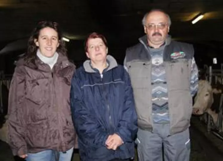 Géraldine Dupic, aux côtés d’Evelyne et Daniel Martin, éleveurs à Saint-Victor-La-Rivière.