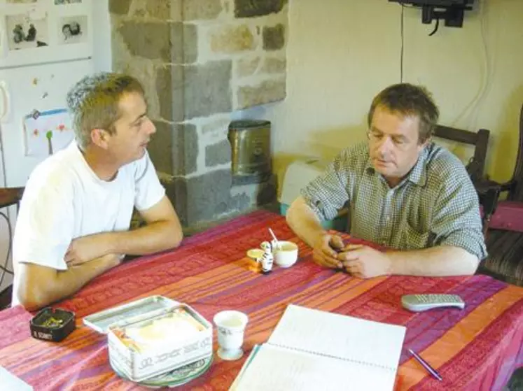 De gauche à droite, Yannick Chassaing et Christophe Crochet font le constat des faibles rendements des céréales d’hiver dans leur canton.