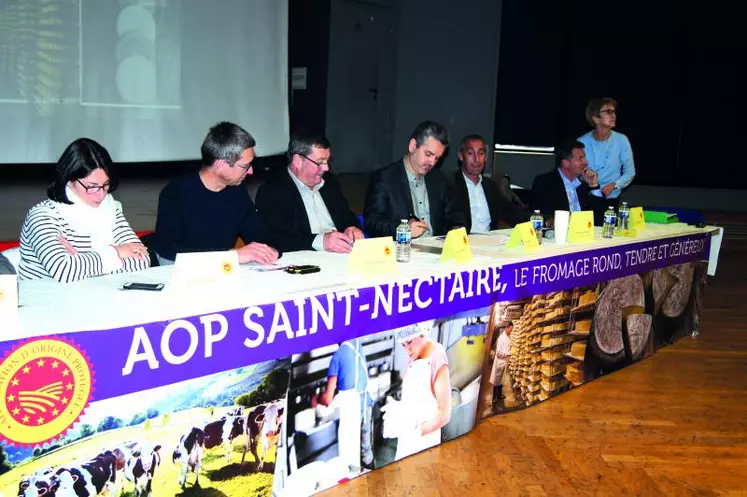 Jacques Chazalet, président de la Safer AuRA et Patrice Viala, président de l’ISN ont signé la convention de partenariat en présence de Jean-Marc Boyer, sénateur du Puy-de-Dôme.