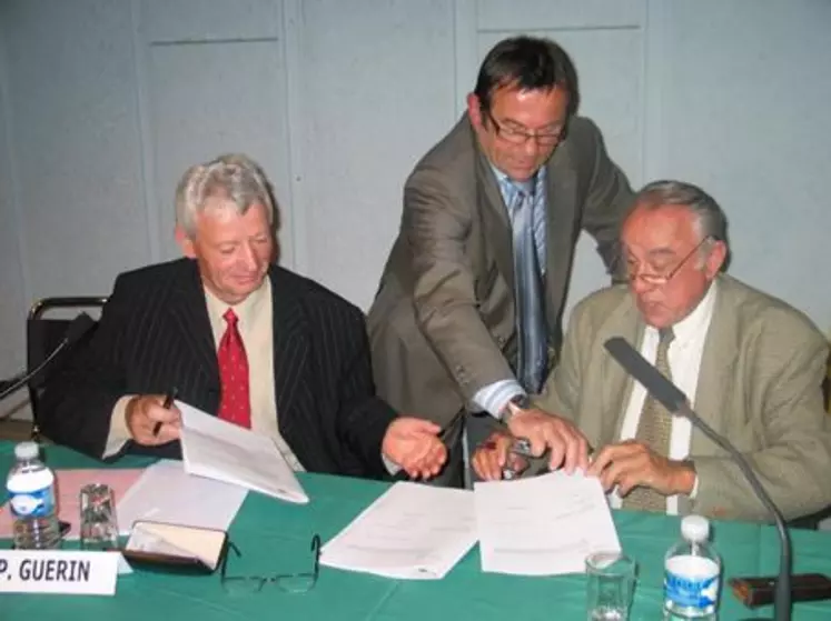 René Bionnier, président de la section des anciens exploitants de l’Udsea et Jean Paul Guérin ont signé  une convention en faveur des retraités