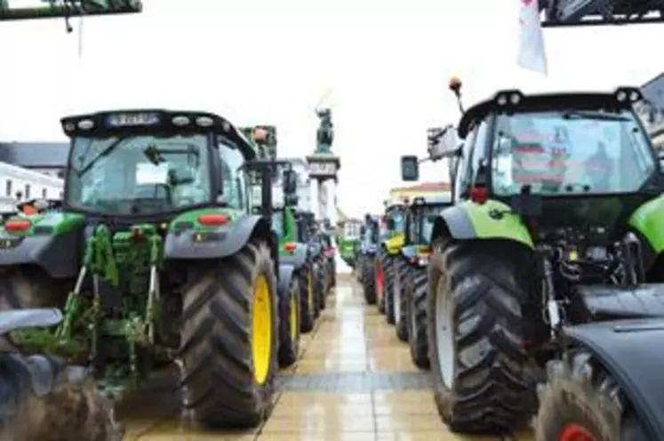 Les tracteurs ont convergé vers Jaude entre 11 heures et 13 heures remplissant petit à petit la célèbre place clermontoise.