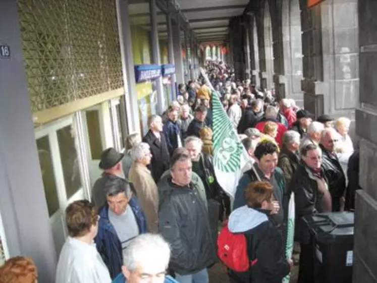 Les moins prévoyants ont vite trouvé refuge sous les arcades attenantes à la préfecture