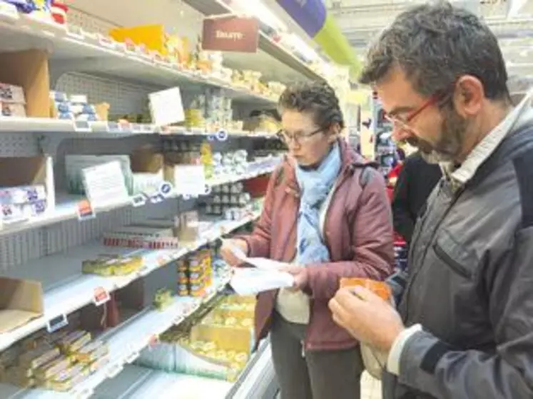À Thiers, les producteurs de lait dont Sabine Tholoniat et Denis Guérin ont apposé des tracts FDPL dans une grande surface afin d’expliquer la pénurie de beurre