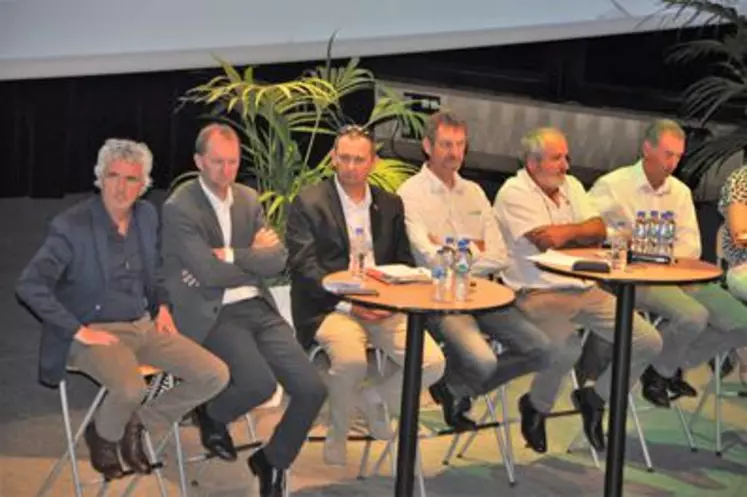 Jean-Pierre Taite (à gauche), vice-président du Conseil régional Auvergne-Rhône-Alpes, en charge de l’agriculture a participé à l’ouverture des travaux des congressistes.