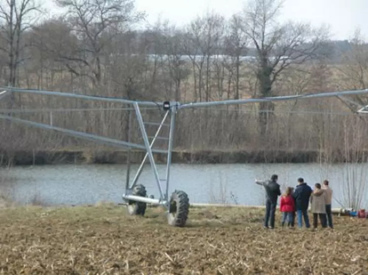 Discussion autour d’une réserve d’eau naturelle pour l’irrigation par une rampe d’irrigation circulaire.