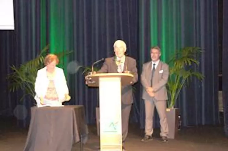 André Janot, président de la Caisse régional du Crédit Agricole Centre France a reçu la plus haute distinction du ministère de l’Agriculture.