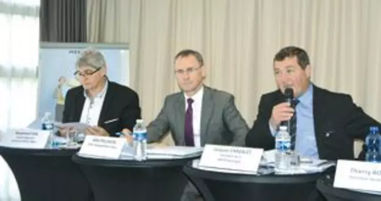De gauche à droite : Raymond Vial, conseiller régional Auvergne-Rhône-Alpes, Gilles Pelurson DRAAF Auvergne-Rhône-Alpes et Jacques Chazalet, président de la Safer Auvergne.