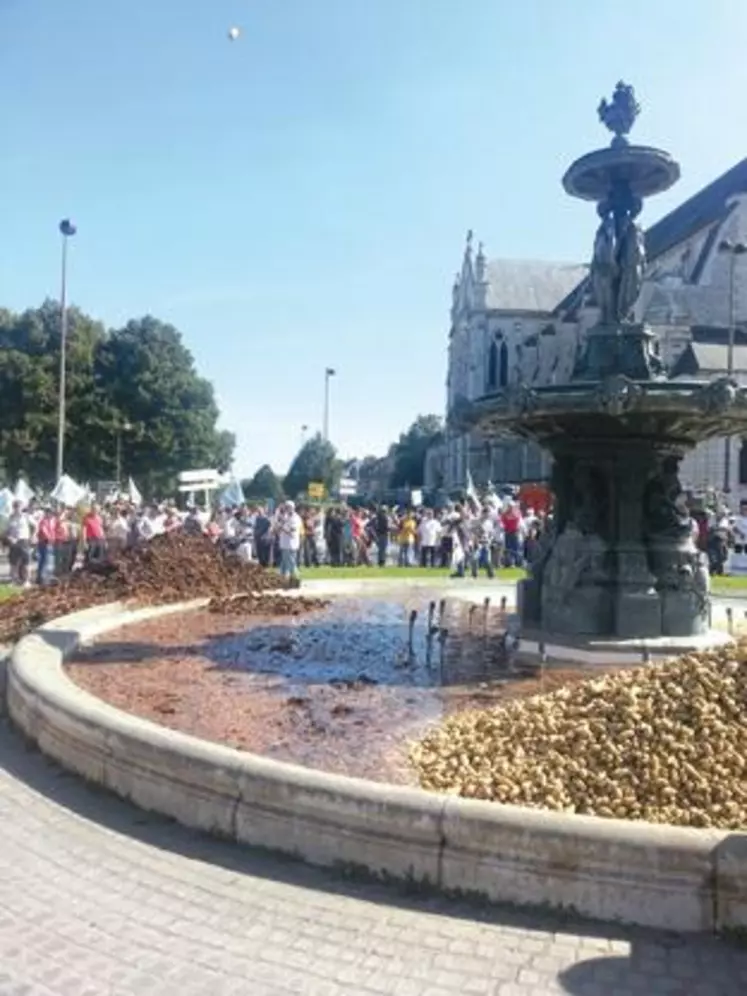 Le déversement de pommes de terre, fumier et oignons dans la fontaine, signe de la colère des agriculteurs.