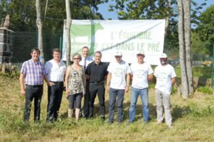 Les agriculteurs et les élus locaux se sont rassemblés au pied du Panoramique des Dômes pour la pose de la première banderole de la « Vache Verte, l’équilibre est dans le pré ».