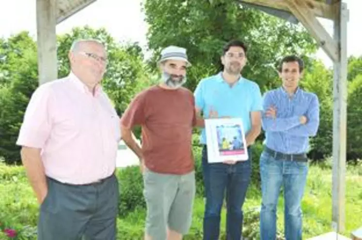 Christophe Serre, président de l’association du Pays du Grand Sancy (au centre) accompagné de François Marion, président de la Communauté de Communes de Sancy-Artense (à gauche) ont présenté la campagne « Et si on restait ? » dans la brasserie de Xavier Condroyer (au centre ), vacancier resté sur les terres puydômoises.