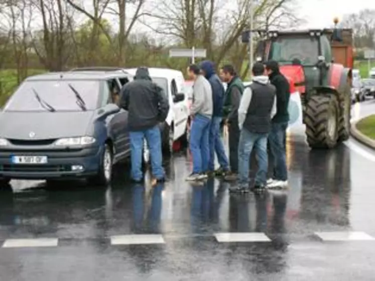 Le barrage filtrant a été l’occasion d’expliquer la situation des producteurs de lait aux citoyens en leur distribuant des tracts.