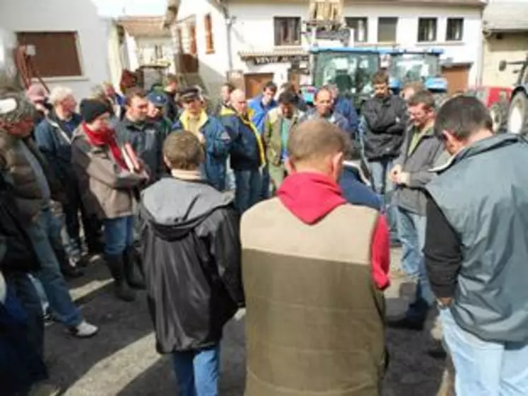 Les producteurs de lait livrant à la Laiterie Antoine Garmy sont venus en famille manifester leurs inquiétudes à propos de leur avenir et celui de l’usine.