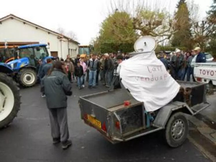 «Lait vendu à perte», «la laiterie fait son beurre sur le dos des producteurs», «producteurs rackettés»… autant de slogans qui traduisent l’incompréhension des éleveurs d’une telle situation.