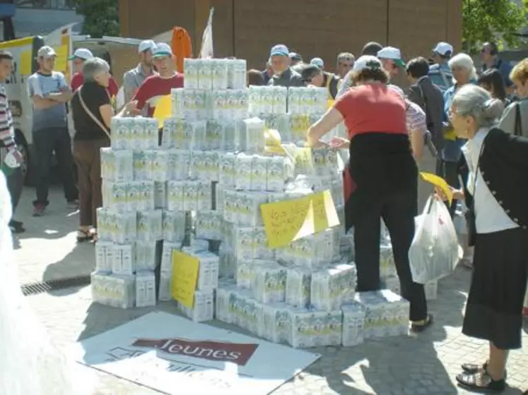 A l’appel de l’UDSEA, des JA et de la FDPL, les agriculteurs du Puy-de-Dôme dénonçaient la baisse du prix du lait le 19 mai dernier sur la Place de Jaude. Ils poursuivaient leur action dans la nuit du 24 au 25 mai par des blocages de camions de collecte de lait à l’entrée de plusieurs entreprises