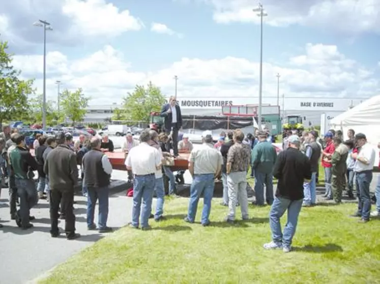 A l’appel de l’Udsea et des JA du Puy-de-Dôme, les agriculteurs du département se sont relayés en nombre pour bloquer les plates-formes logistiques de Leclerc et Intermarché.