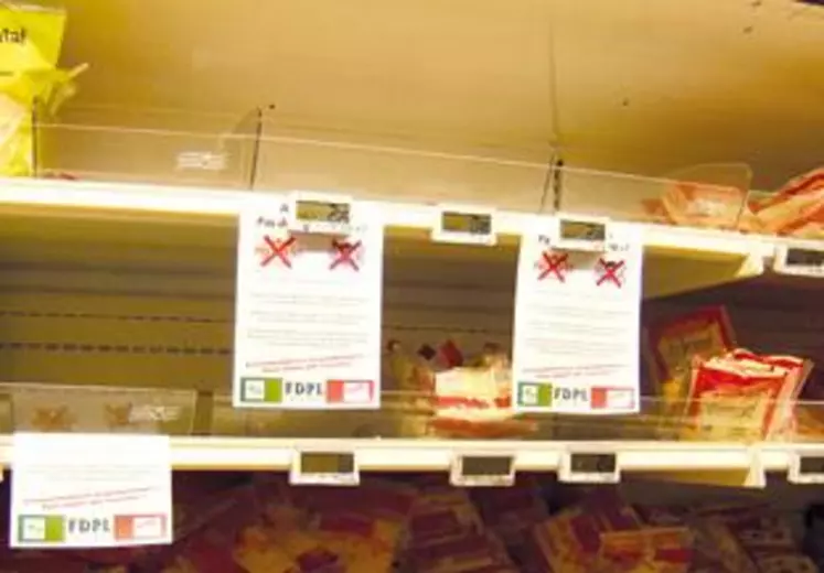 Rayons vides et messages explicatifs laissés par les producteurs de lait du Puy-de-Dôme.