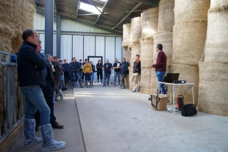 Au Gaec des Patureaux, les futurs porteurs de projet et les visiteurs ont découvert la stabulation libre sur aire paillée et échangé avec les éleveurs sur leur sentiment après quatre ans d’utilisation.