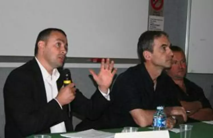 Yannick Fialip, (à gauche) président de la section régionale laitière, a mené les débats lors des assises.